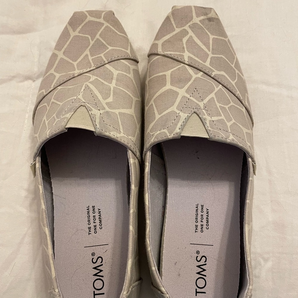 🦒 TOMS Grey Giraffe slip ons EUC size 8 - Picture 2 of 3